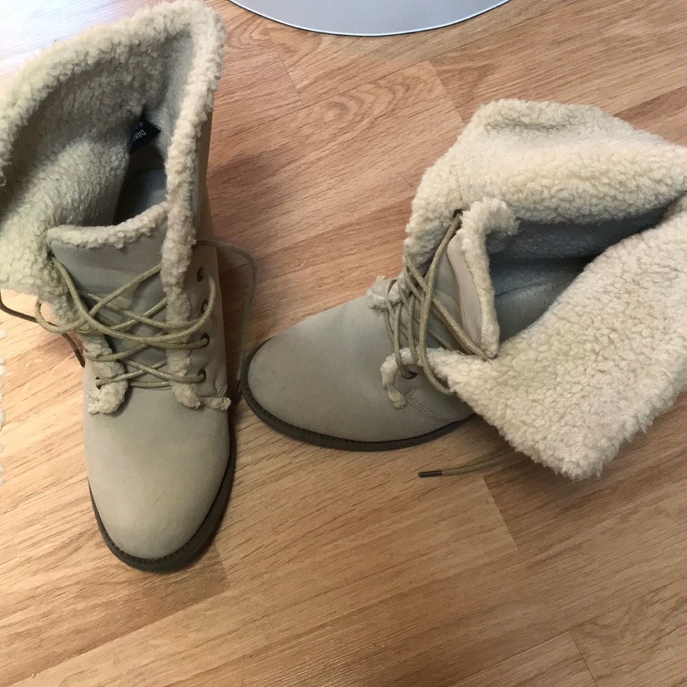 -EUC Bucco beige boots w Sherpa around top and inside ,can wear up or flap over